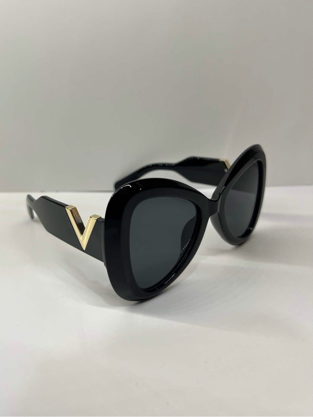 Louis Vuitton Bow Shaped Women’s Sunglasses - Picture 1 of 4